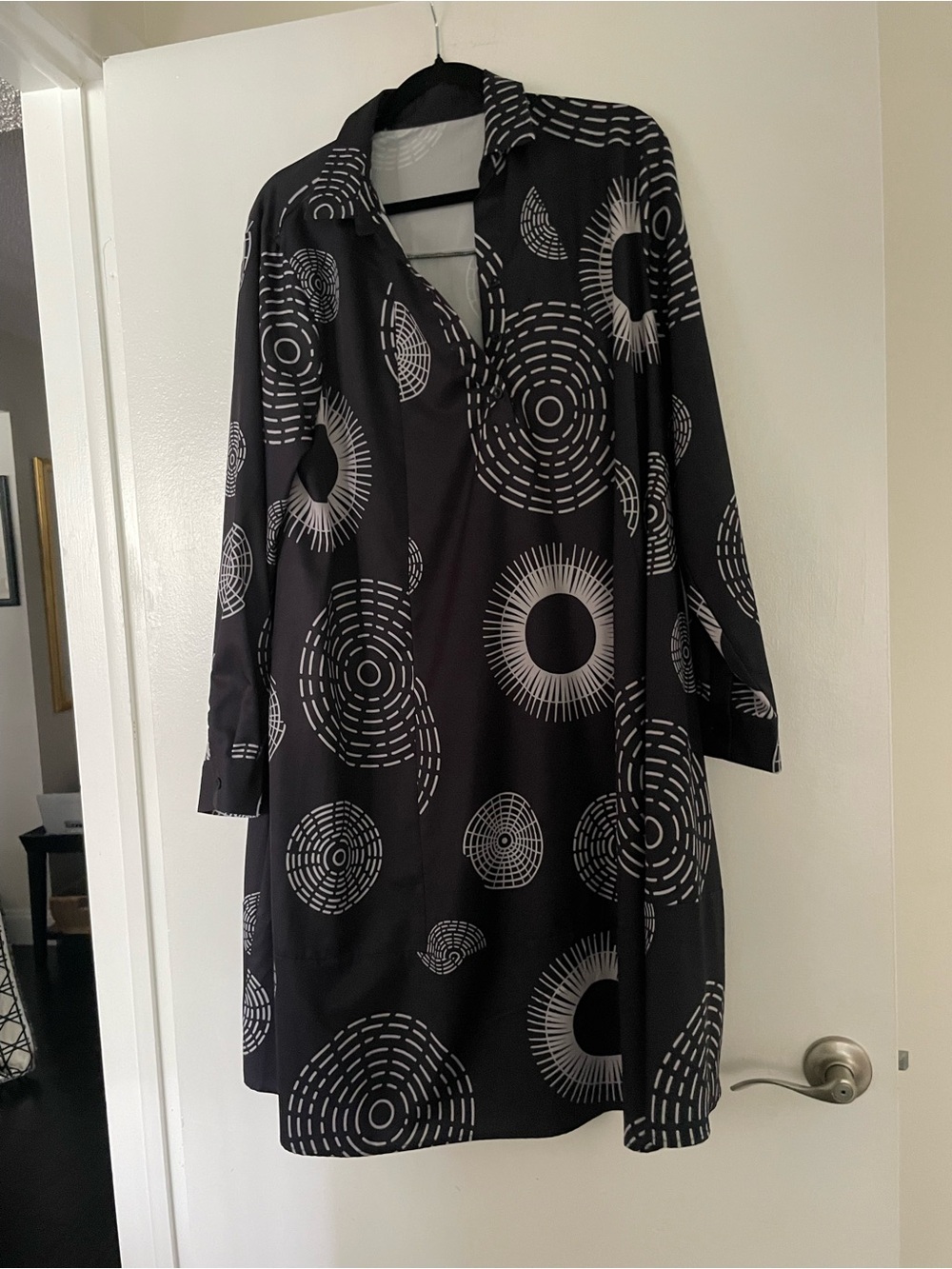 Blk. Tunic Dress with Graphic Circle Print in BLk and Gray. Fits m/l